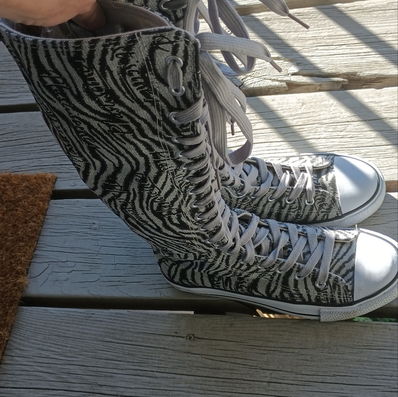 Coms - Picture 3 of 14